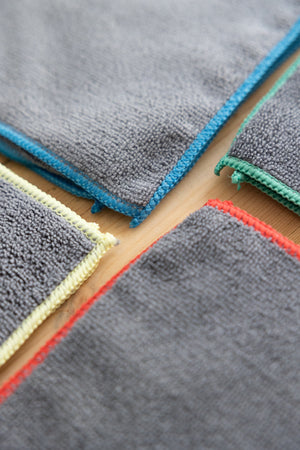 Limpieza profesional con bayetas por código de colores: orden, higiene y eficiencia